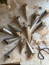 Load image into Gallery viewer, Set Of Nutbrown Vintage Cream Horns