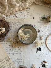 Load image into Gallery viewer, 8 Vintage Metal Moulds