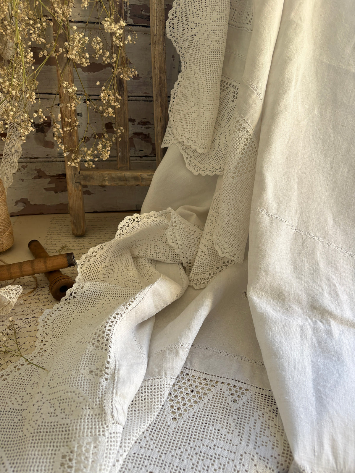 Vintage Linen & Lace Border Tablecloth