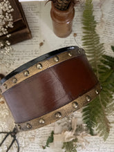 Load image into Gallery viewer, Round Antique Hat Box
