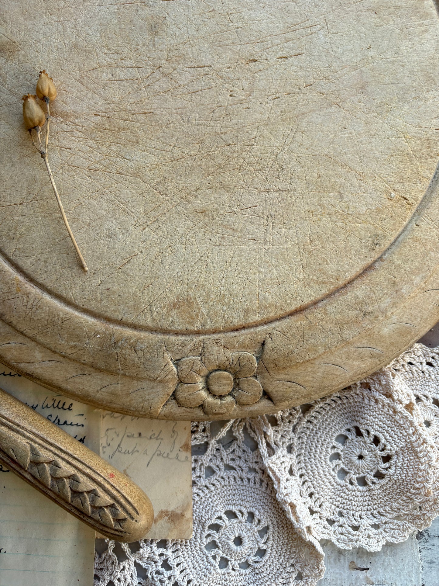 Round Vintage Bread Board – Rustic “BREAD” & Sunflower Designs