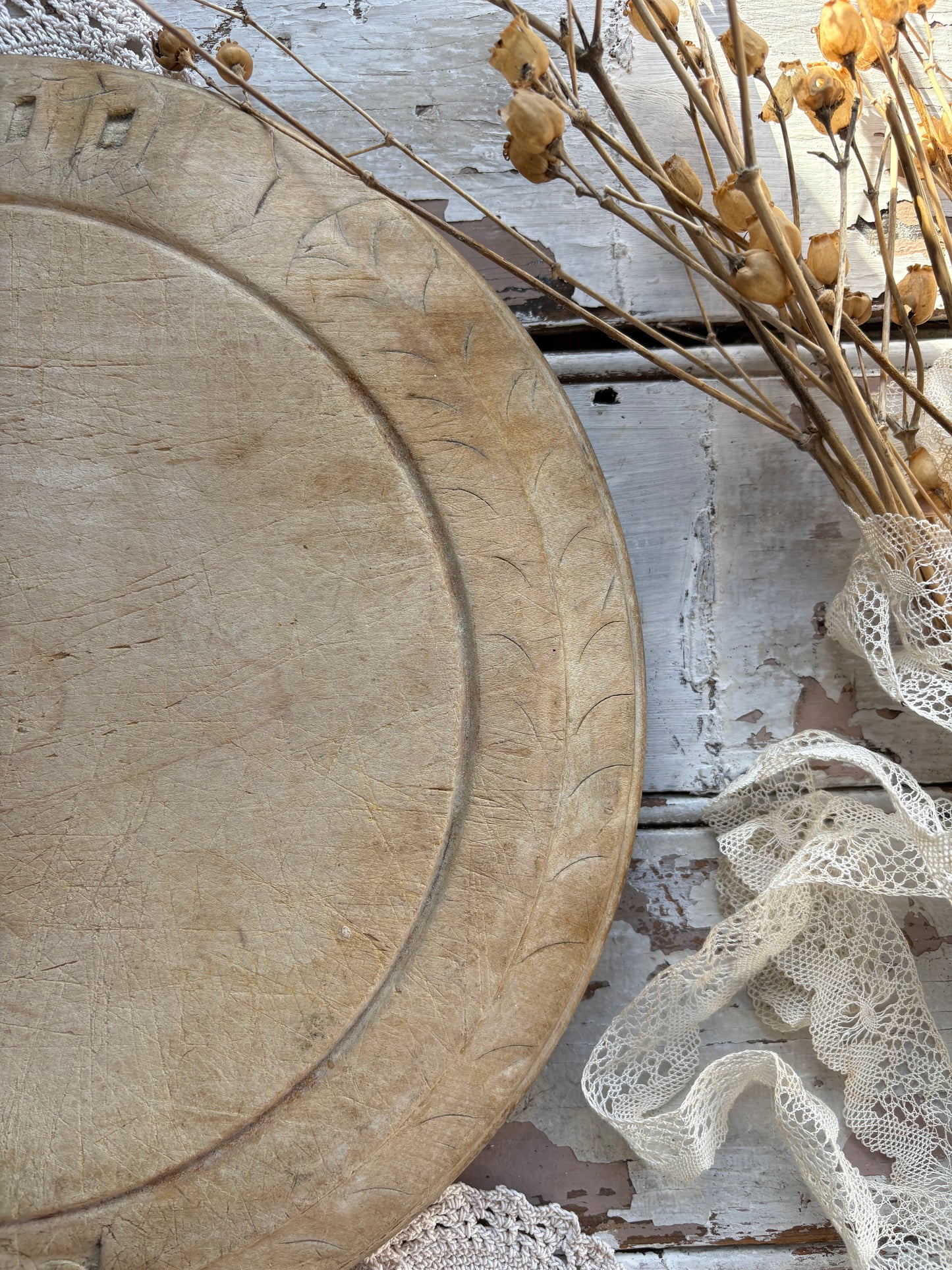 Round Vintage Bread Board – Rustic “BREAD” & Sunflower Designs