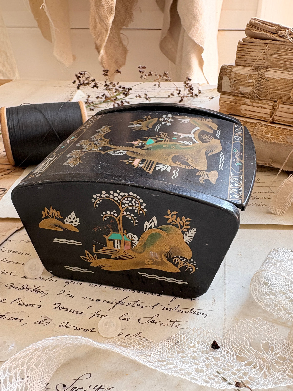 Vintage Asian Chinoiserie Black Lacquer Trinket Box
