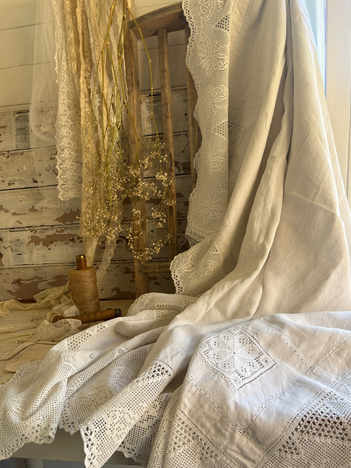Vintage Linen & Lace Border Tablecloth