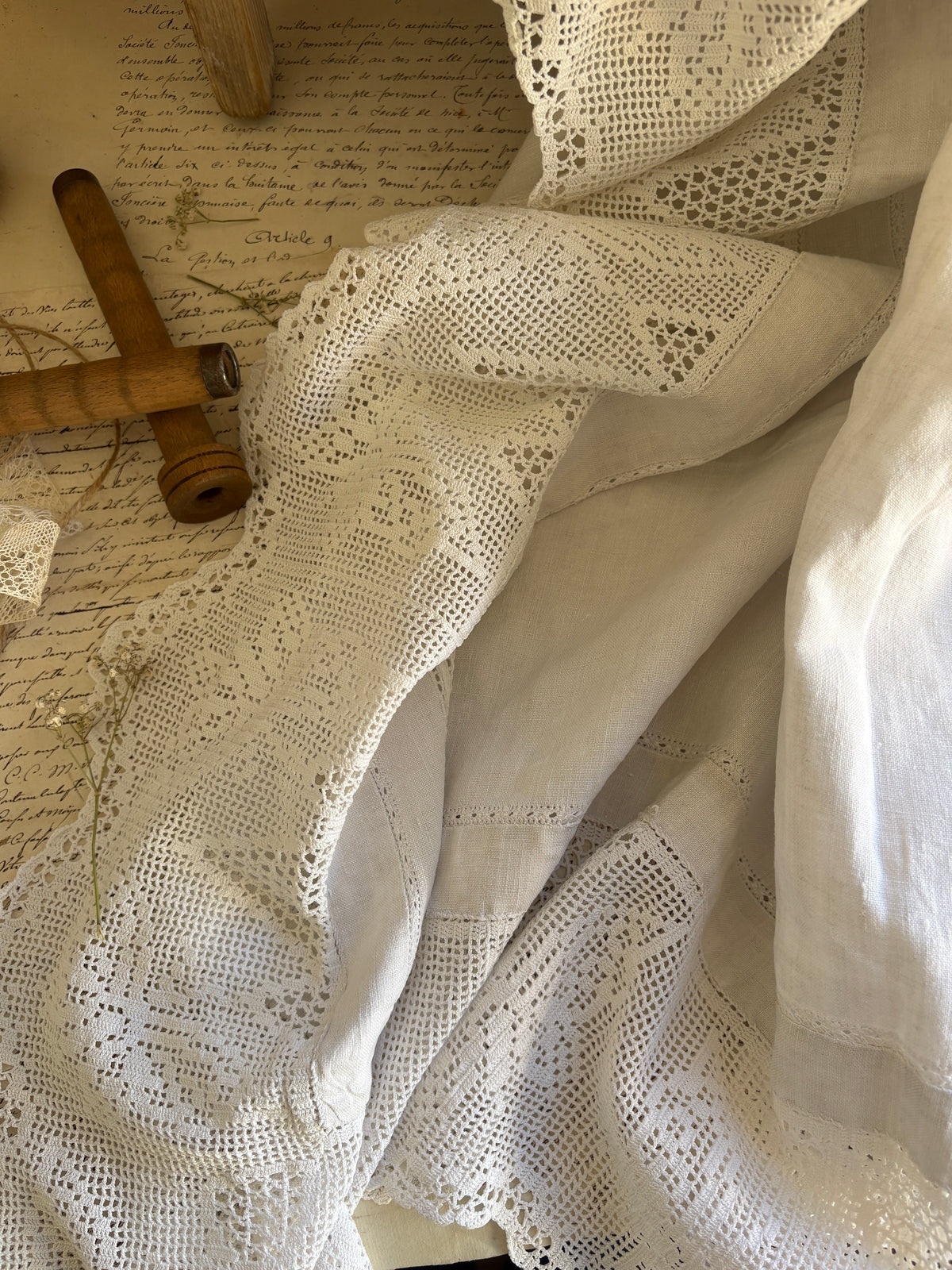 Vintage Linen & Lace Border Tablecloth