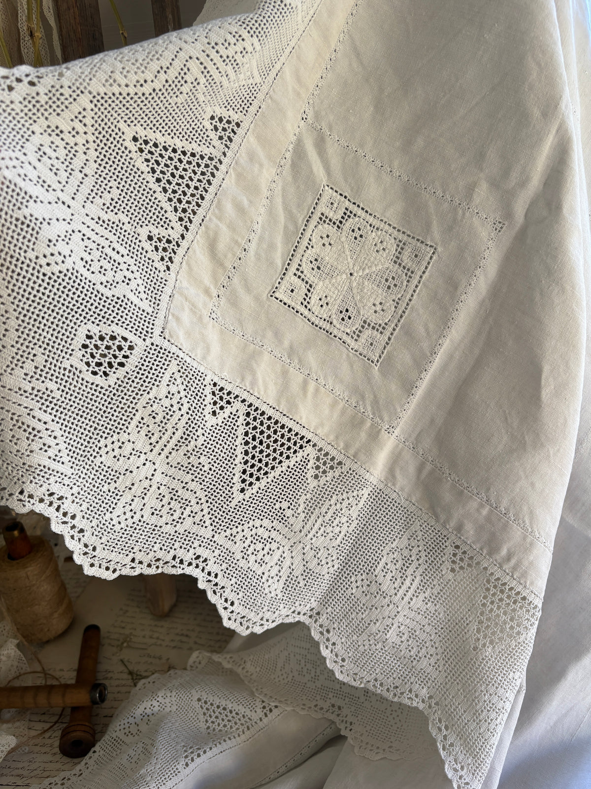 Vintage Linen & Lace Border Tablecloth