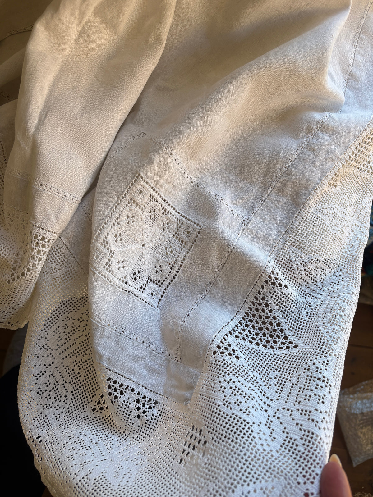 Vintage Linen & Lace Border Tablecloth