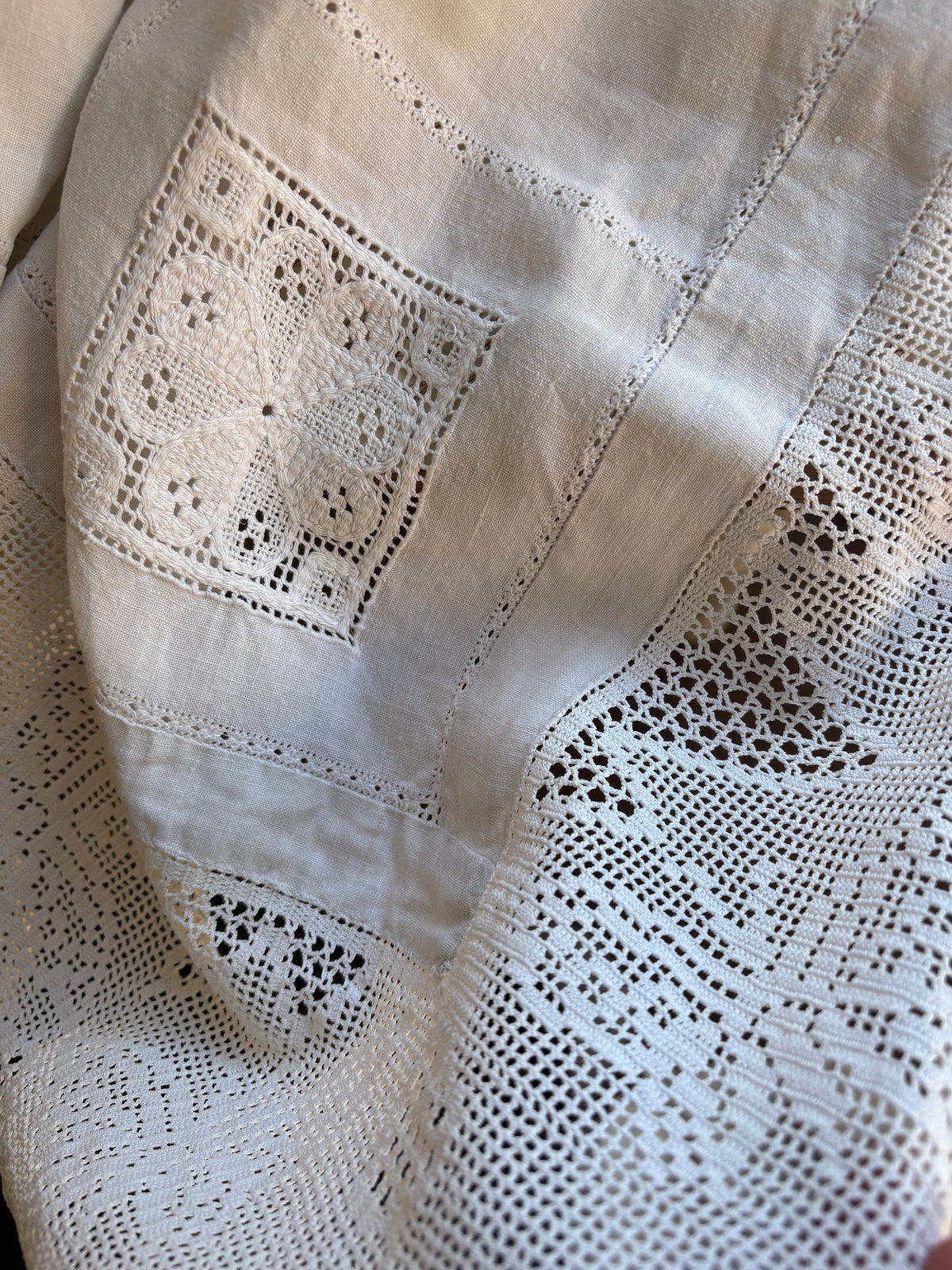 Vintage Linen & Lace Border Tablecloth