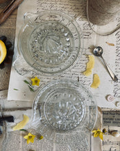 Load image into Gallery viewer, Two vintage glass lemon juicer
